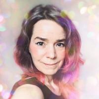 head shot of Laini Taylor with a sparkly background